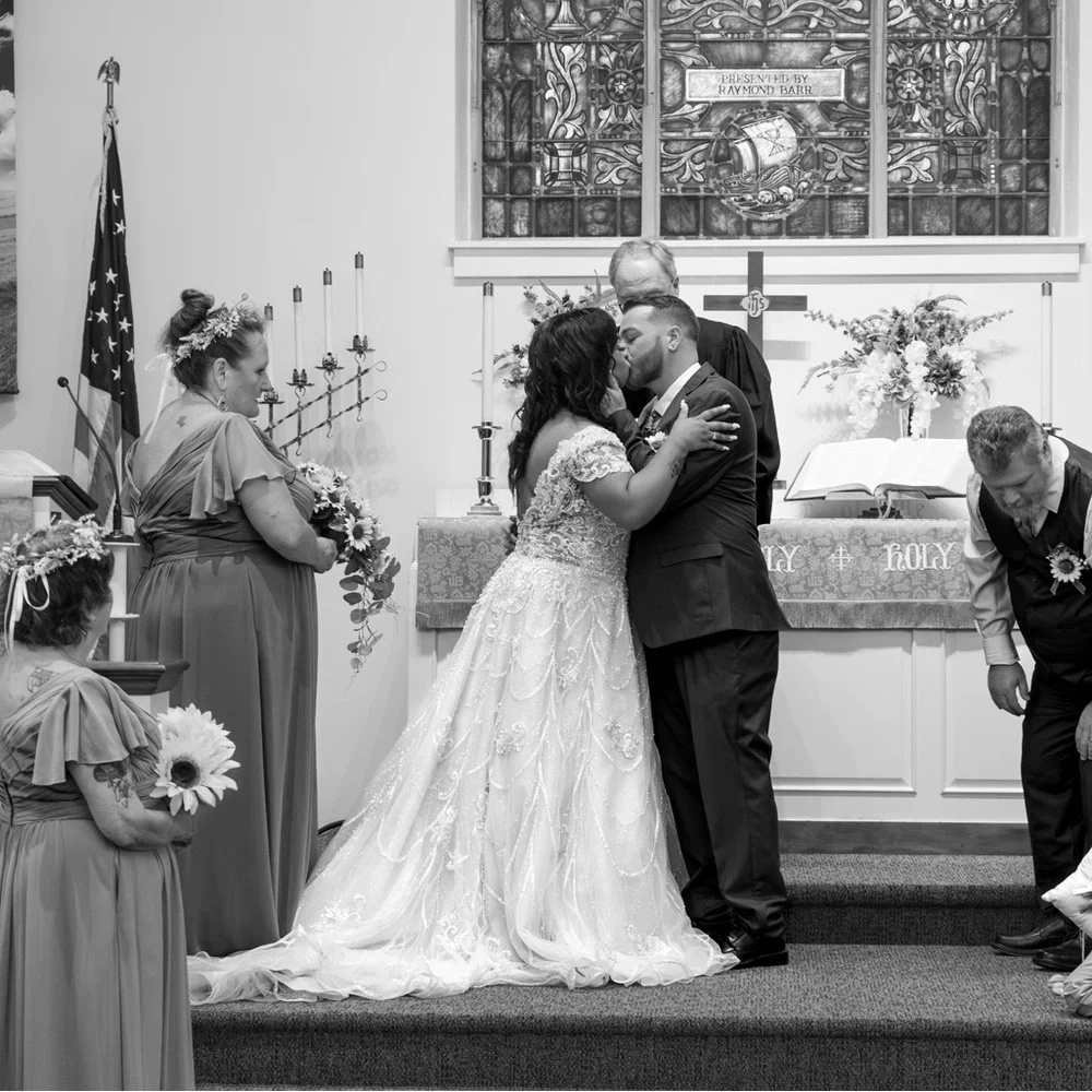 Elegant Lace Wedding Dress in Ivory - Picture 2 of 3